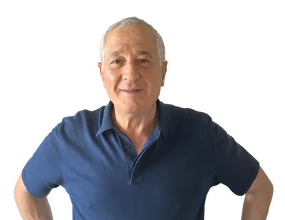 Portrait d’Aram Djabourian, souriant, en polo bleu